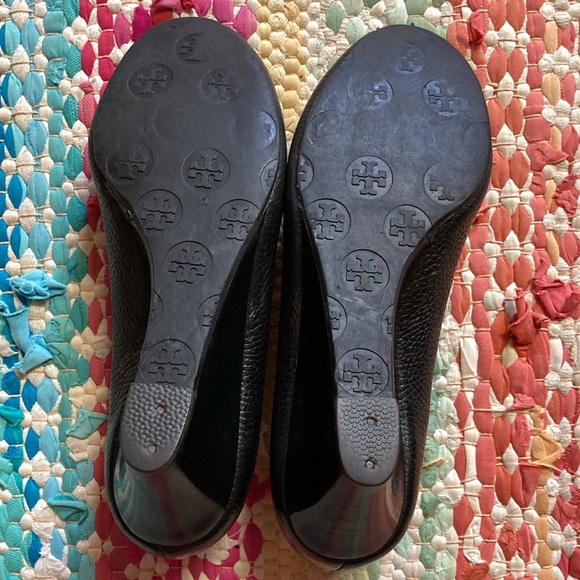 Tory Burch Sally peep toe pebbled leather wedge heels. Gold emblem. - Picture 2 of 8